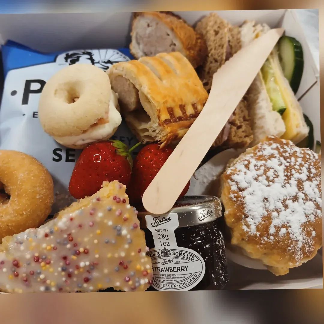 Sandwich and cake picnic box small